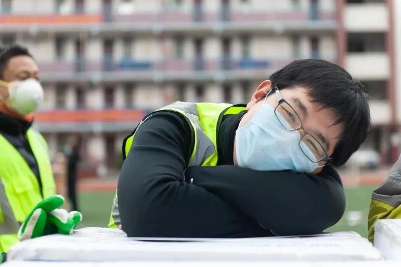 志愿者賈威:“累了,趴下歇會兒”